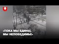 Люди идут колонной по улице Михася Лынькова