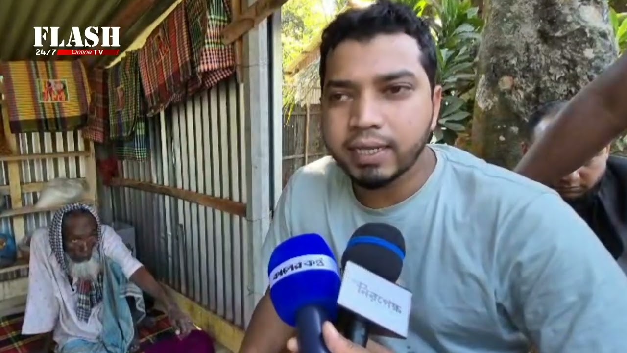 কিশোরগঞ্জে কাঁধে ভার নিয়ে চলা শতবর্ষী সেই বৃদ্ধ ফেরিওলার মুখে হাসি ফুটেছে।