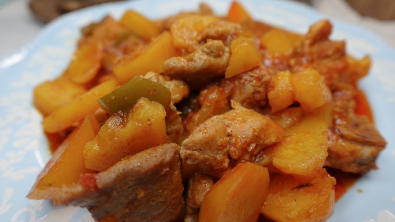 CHULETAS GUISADAS CON PAPAS