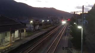 夕暮れの箸蔵駅に進入する2700系特急南風