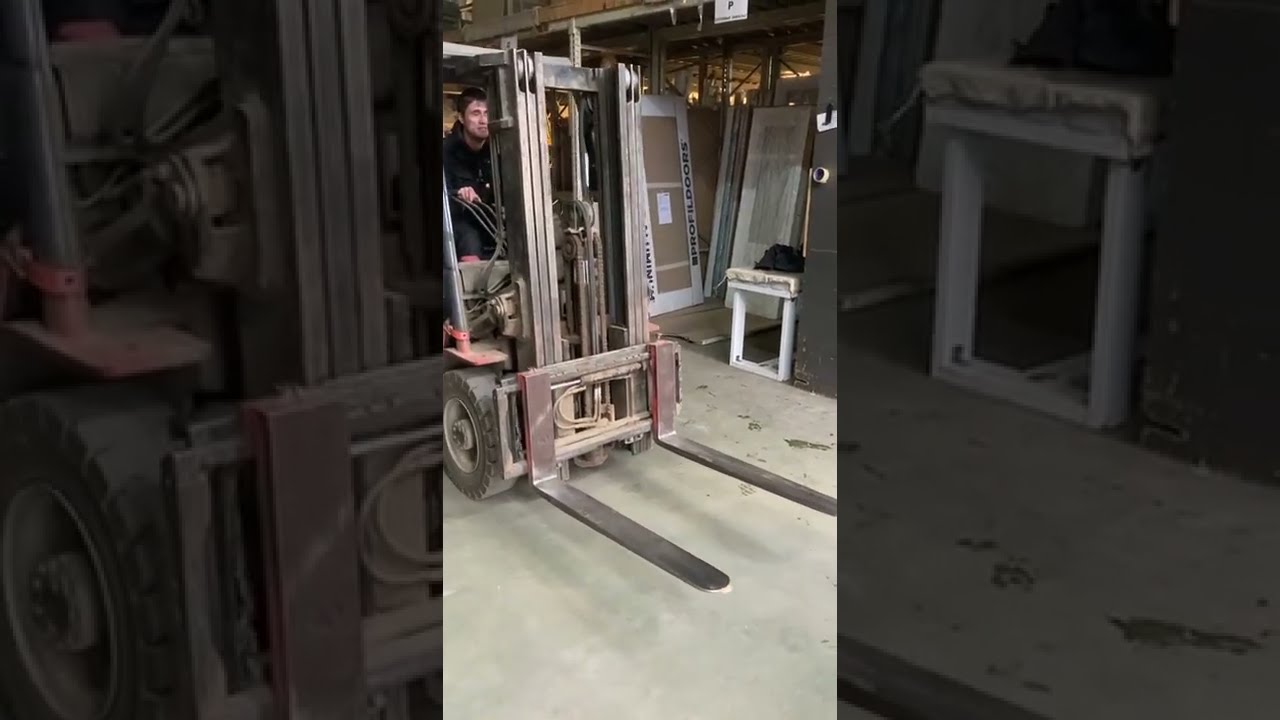 Разгрузка фуры дверей (17.10.2022) 1 часть - YouTube