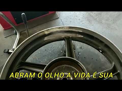 Vídeo: Você pode usar um pneu dianteiro na traseira de uma motocicleta?