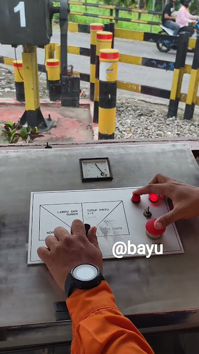 PENUTUPAN PALANG PINTU KERETA API di diskripsi