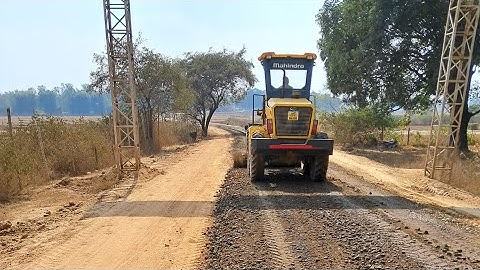 Mahindra G75 smart grader working