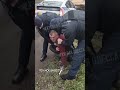 Копы крутят мужика без реальной причины