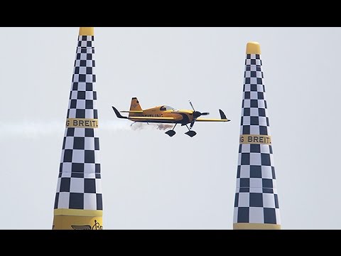 レッドブル・エアレース千葉２０１５＝空のＦ１、高速プロペラ機でタイムを競う