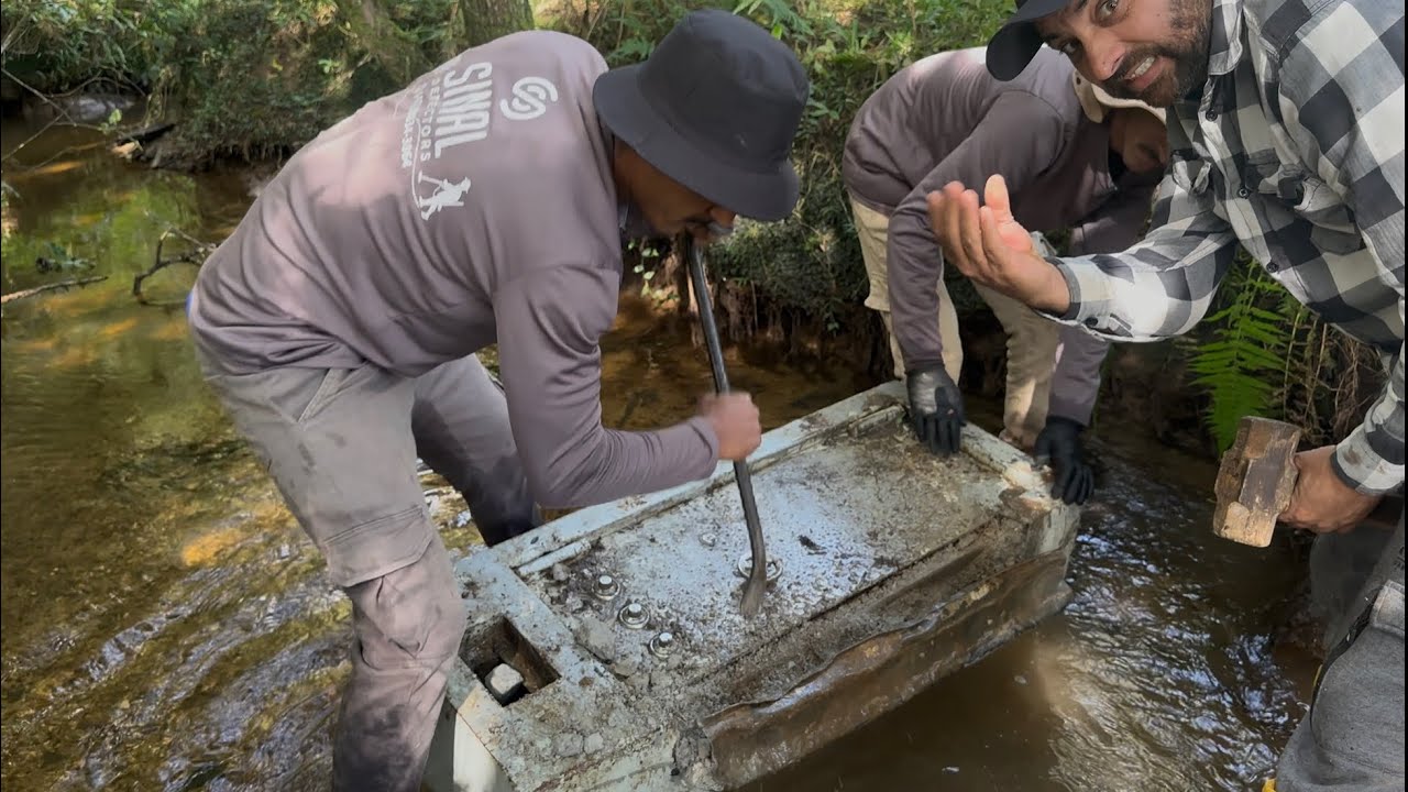 Encontrei um COFRE cheio de DINHEIRO alagado no rio