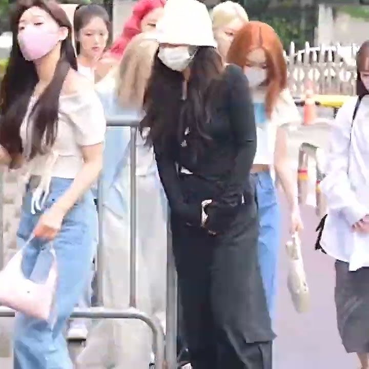 the way gowon reached out to hold haseuls hand after she went the wrong way is so cute
