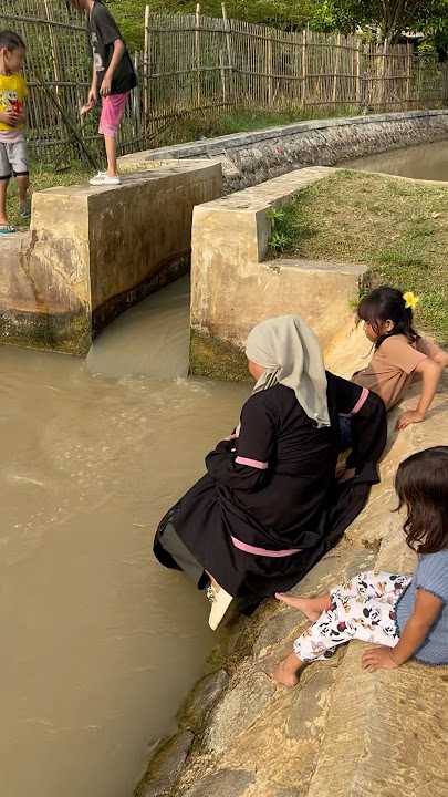 Alisha Felisha Mandi di sungai