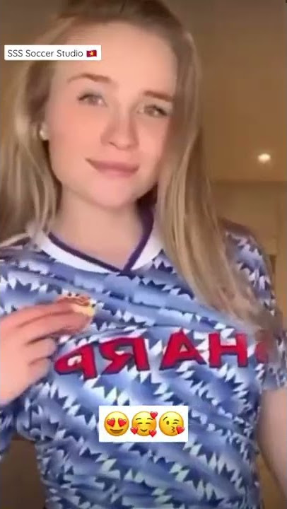 Cute Fan 😍🥰😘 Changes MU Jersey Shirt #shorts #viral #sexy Nữ CĐV dễ thương gợi cảm Manchester United