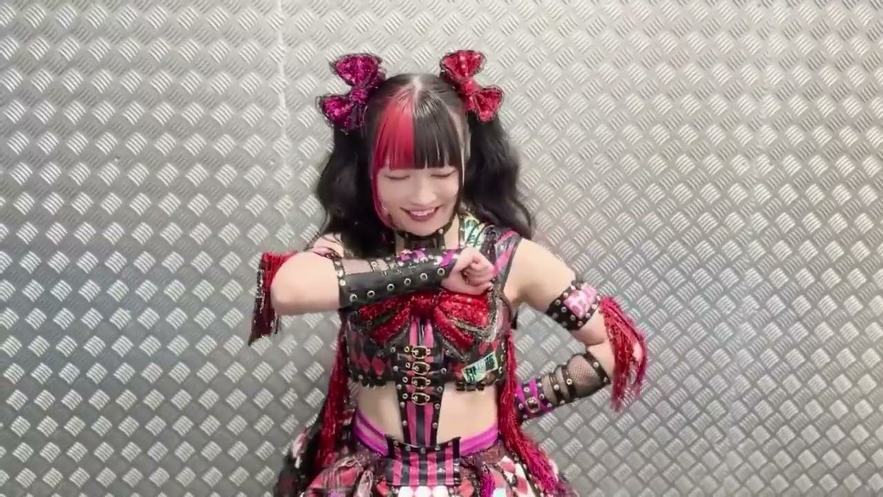 MAKI ITOH (伊藤麻希) backstage before making her long-awaited