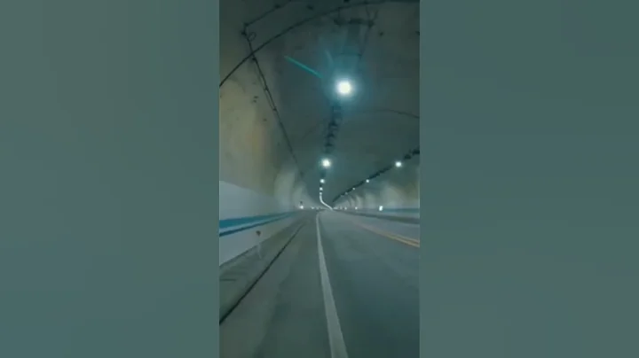 YAMAHA MT09 Tunnel Flyby.  Akrapovic Full System Exhaust