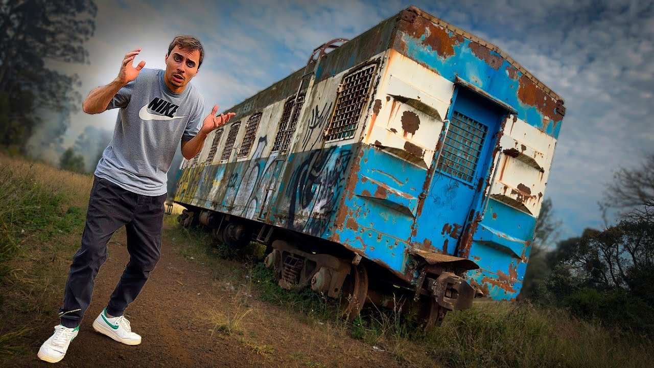 TEM UM HOMEM MORANDO DENTRO DO VAGÃO DE TREM ABANDONADO