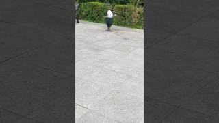 Terbiyyesiz Qarga.yere Zibil Atma