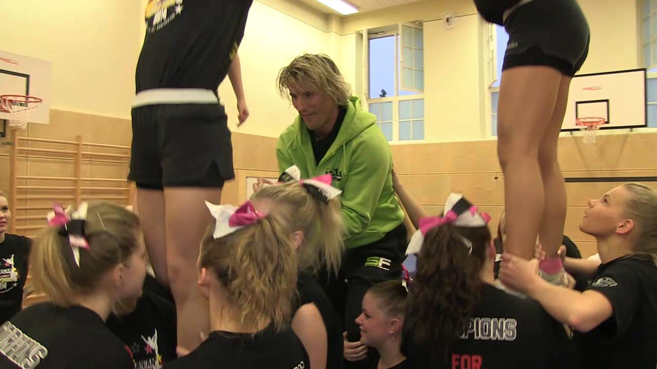 Outtake/Fail - Cheerleading Pyramide bricht zusammen