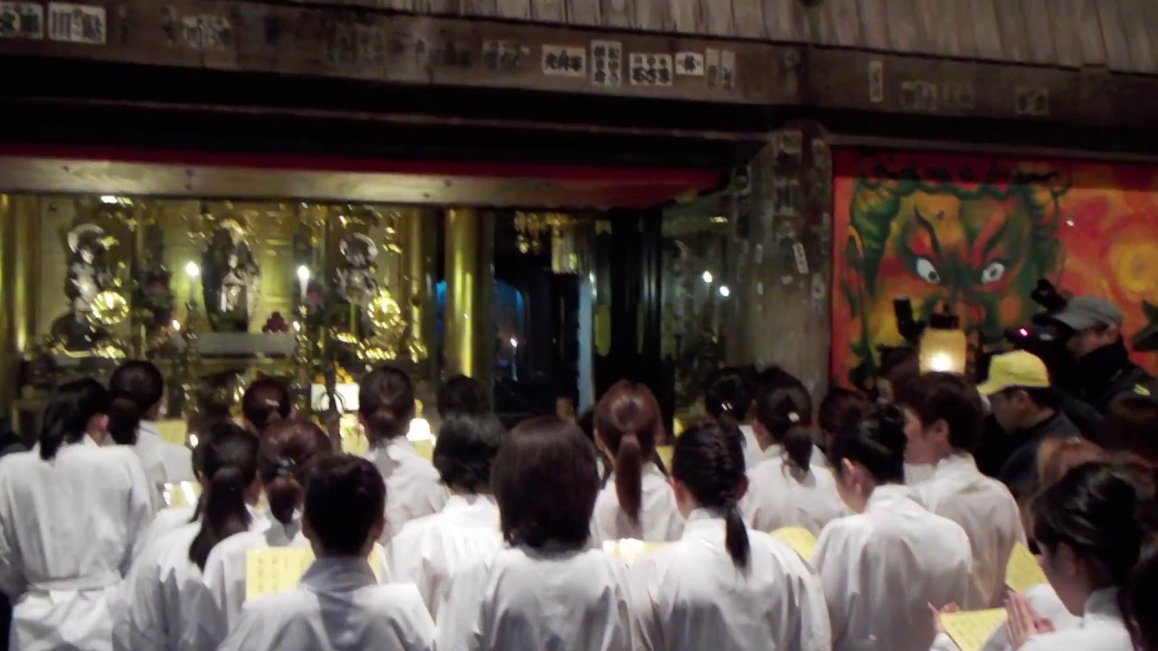 女会陽 第507回西大寺会陽【女性水垢離】本堂大床 - YouTube