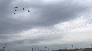 Боевые самолеты летят над Москвой на воздушный парад в День Победы 9 мая 2020