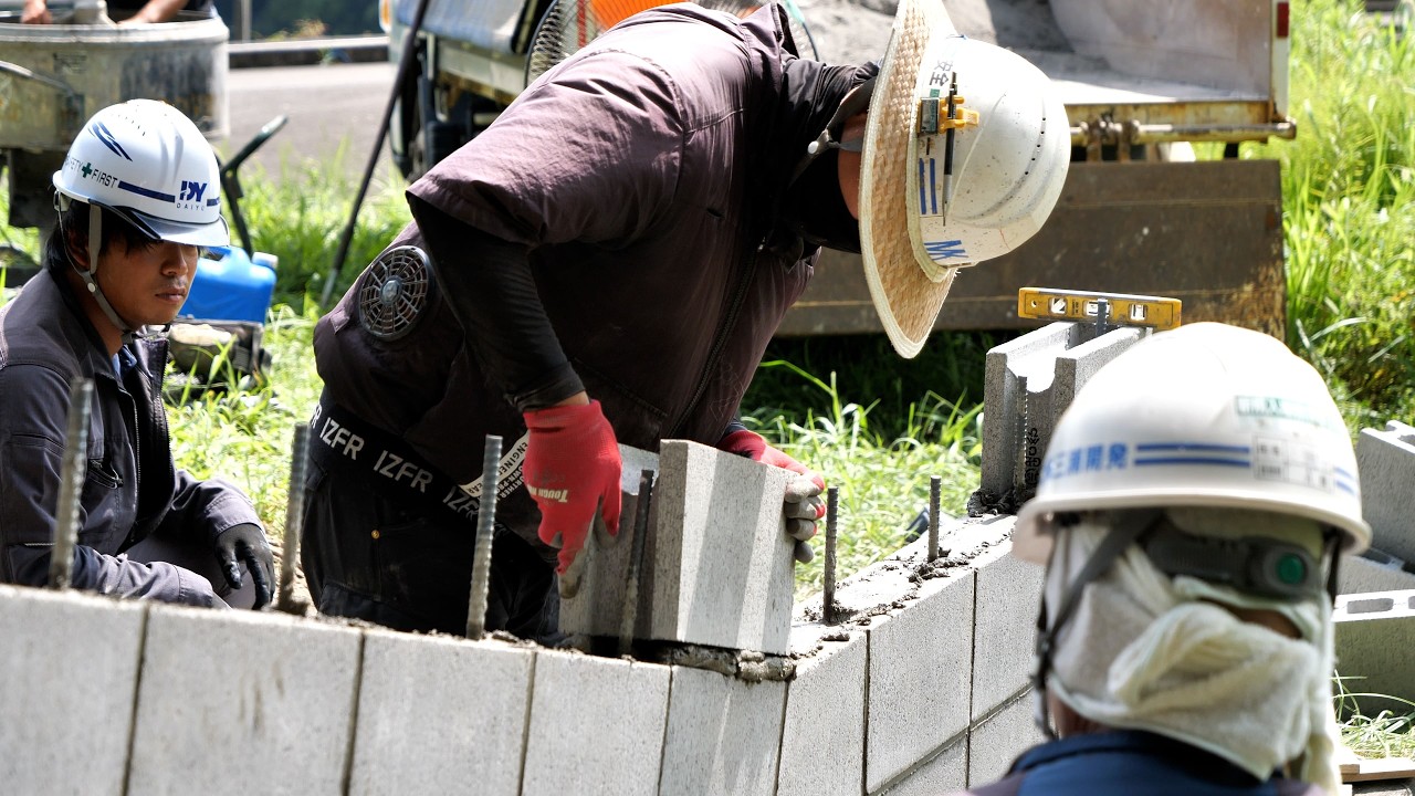 Вода выходит из канала и затапливает поля ─ Этапы улучшения канала против наводнений