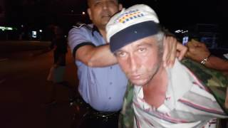 Barbat saltat de politisti pentru scandal la Resita Barbat saltat de politisti pentru scandal la Resita