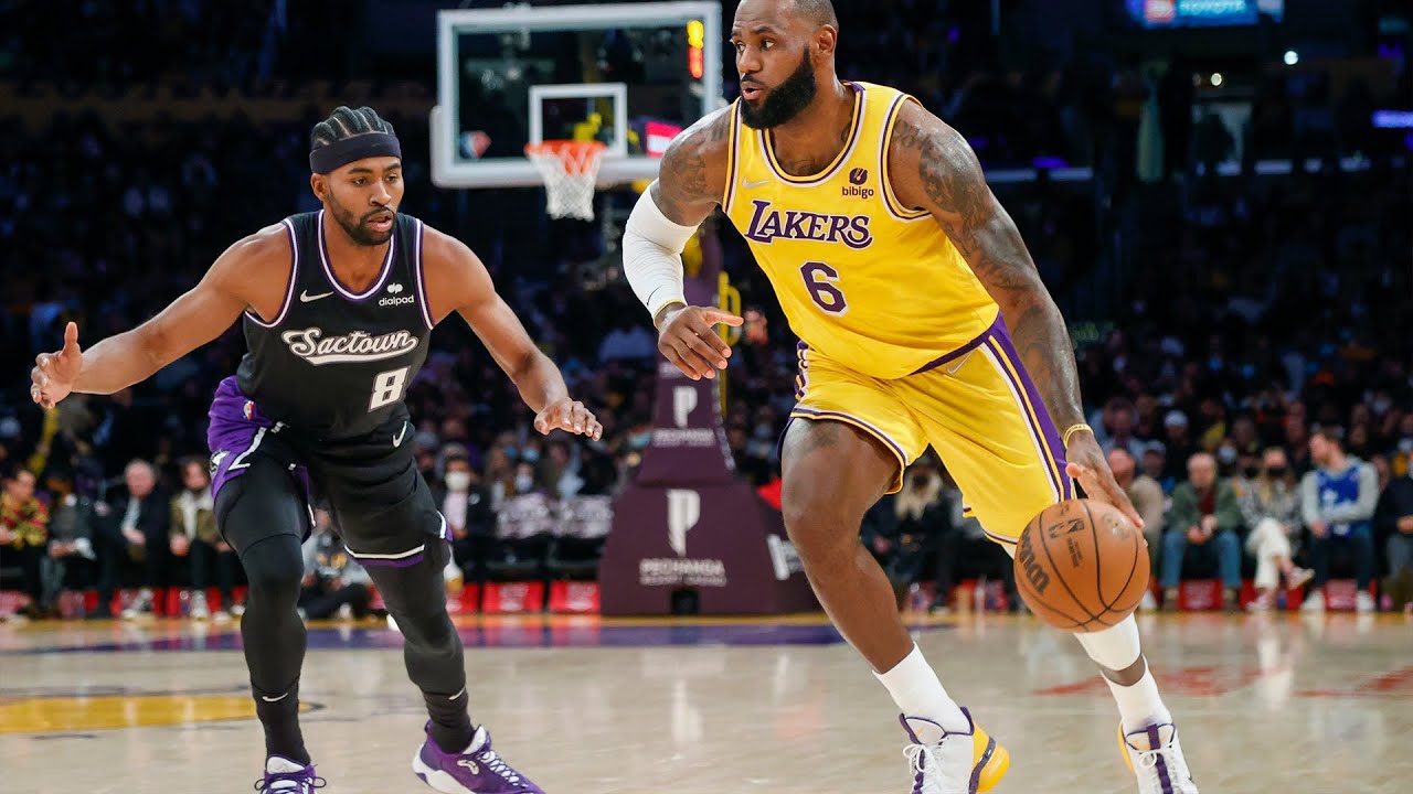 Lakers earn 75-69 win over Sacramento amid somber scene in Las