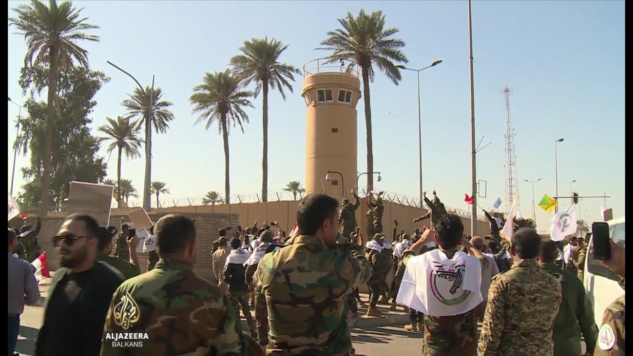متظاهرون يدخلون مجمع السفارة الأمريكية في بغداد