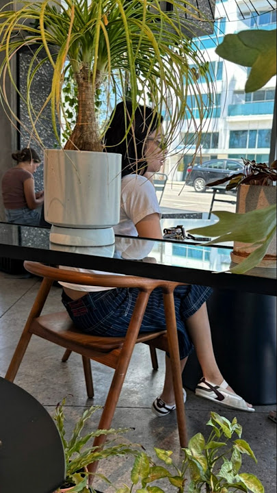 What’s the tea n who’s sharing it with her?? | #JENNIE