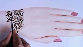 Triangle shape mehndi design// simple and beautiful mehndi design// back hand mehndi design 