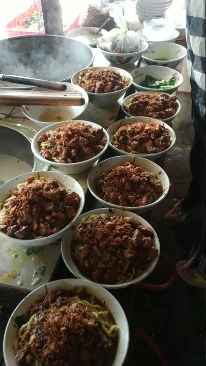 Viral! Mie Ayam dengan Toping Ayam Melimpah 😍 Terlaris di Jl. Parangtritis 🥰 #shorts