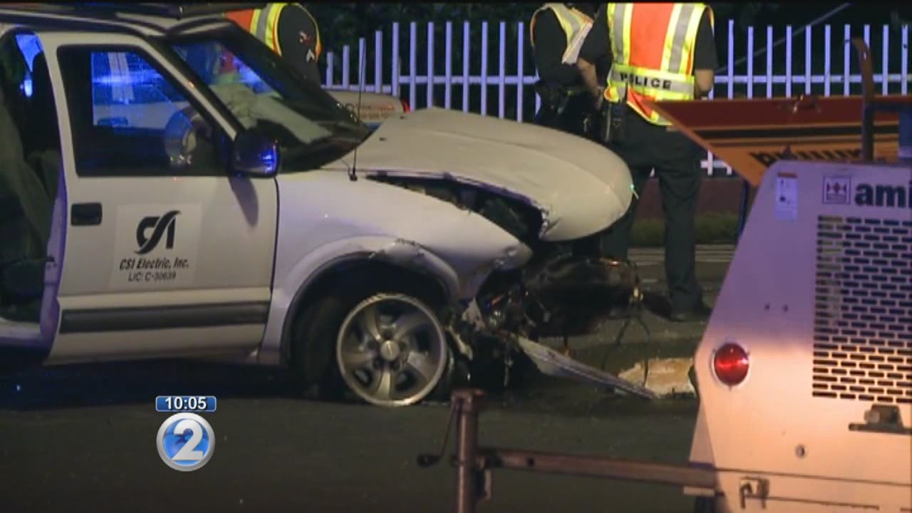 Crash with critical injuries closes Kaneohe Bay Dr. at Aumoku St. - YouTube