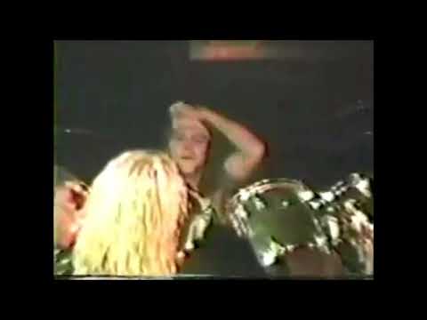 Mustaine sings Metallica, but Metallica plays "Peace Sells..."!