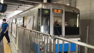 福岡市営地下鉄箱崎線貝塚駅の日中の電車発着の様子（箱崎線中洲川端駅・西新駅・姪浜駅方面ホームで）