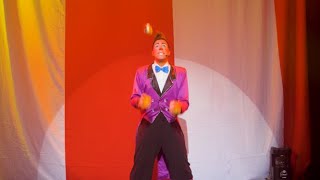 Clown Juggling by Palhaço