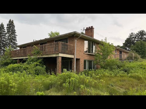 Exploring a creepy ABANDONED 1980s home during a thunderstorm!