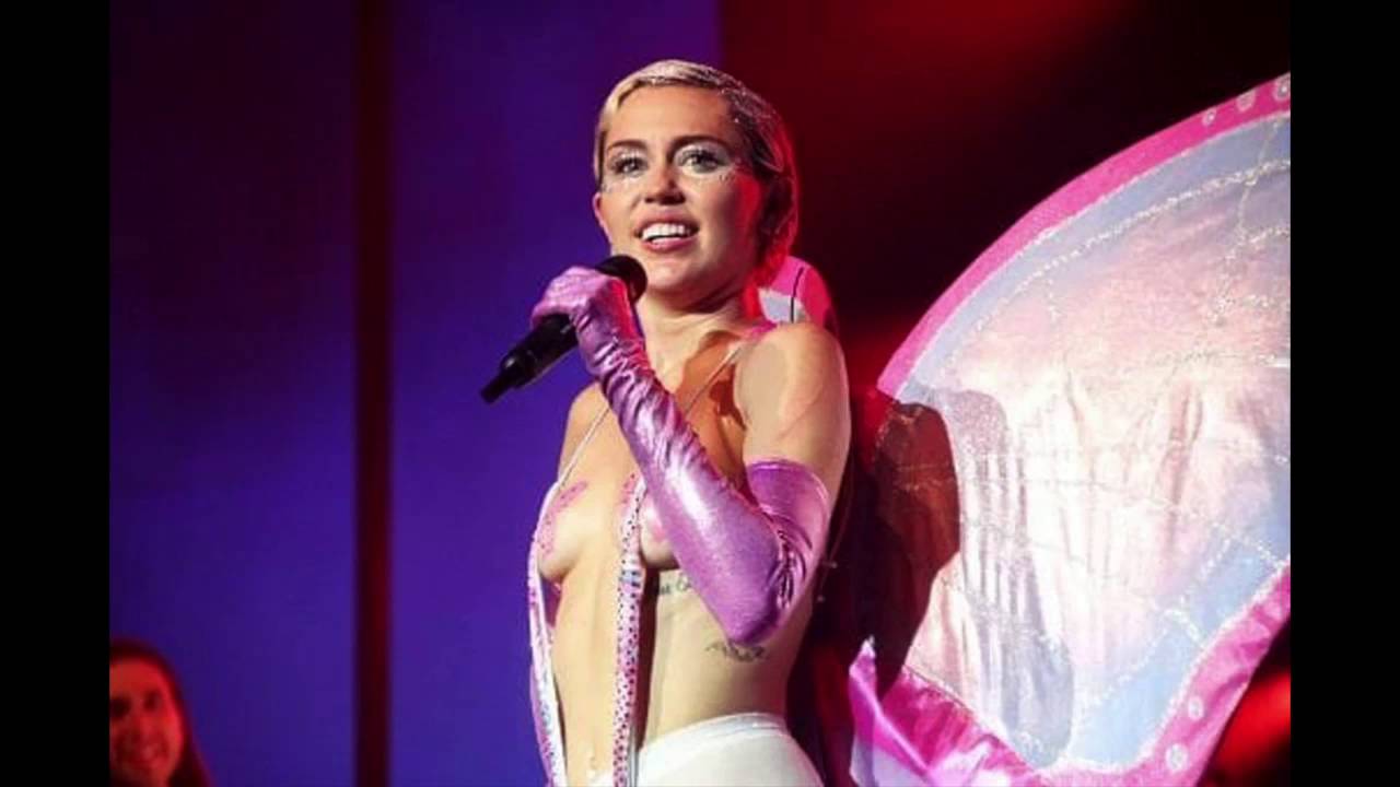 Miley Cyrus si fa toccare dai fan durante un concerto - YouTube