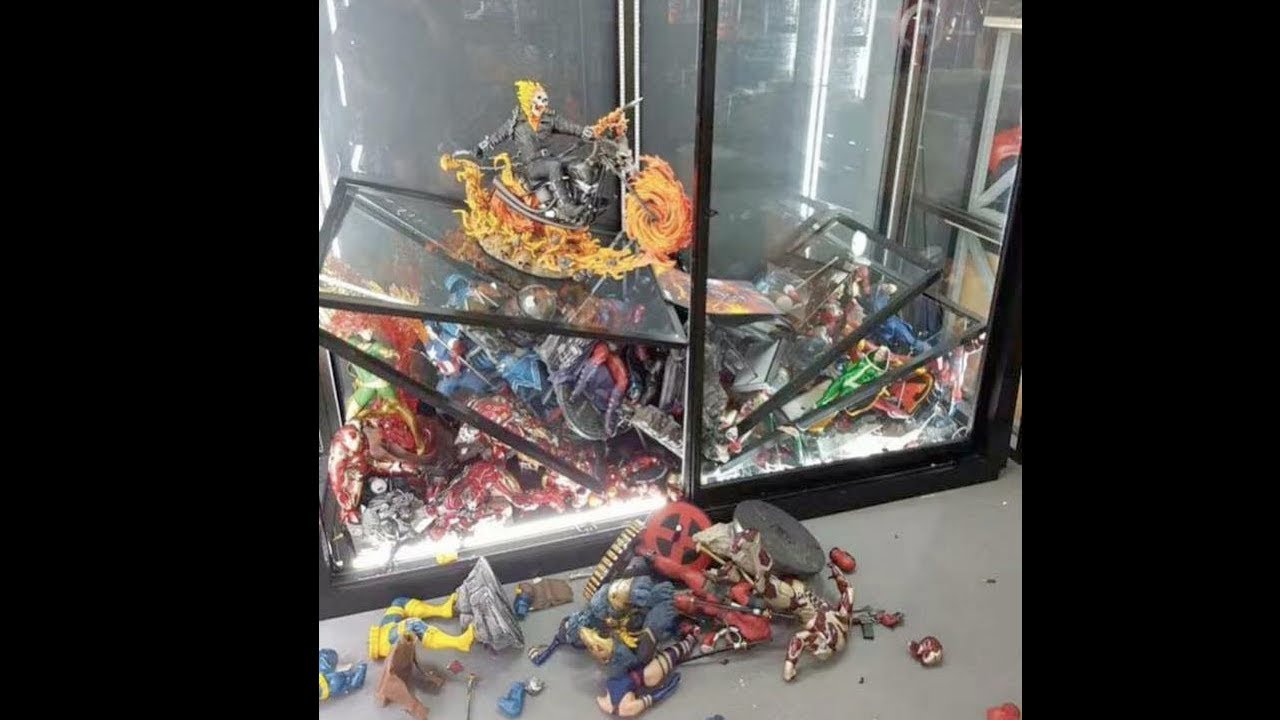 Pipepunk me rompe mis Hot Toys en este video...