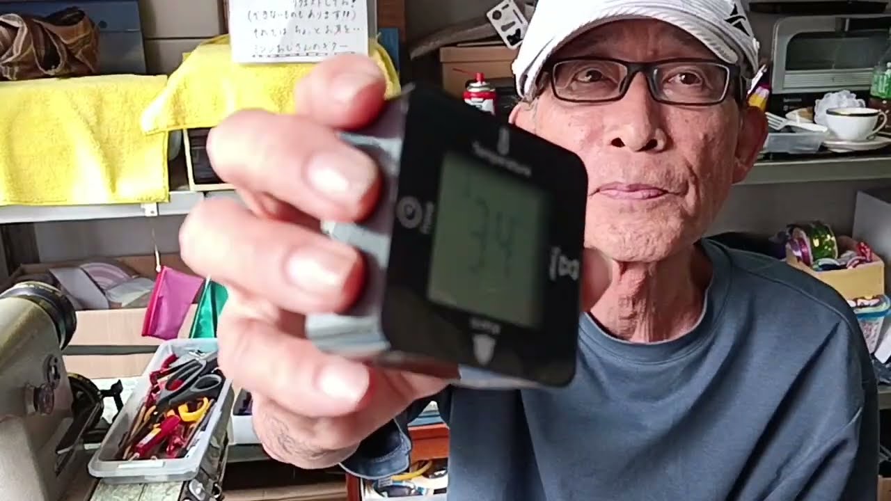 ミシンおじさんの畳ヘリで三角ポーチ　uncle machine sewing