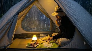 SOLO CAMPING HUJAN DERAS | BERLINDUNG DI DALAM TENDA, MAKAN ENAK SAAT HUJAN MENGGUYUR • SUARA ALAM