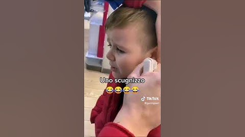 BAMBINO CHE SI FA IL BUCO DEL ORECCHINO ALL ORECCHIO E DICE LA PAROLA AHAHAHA