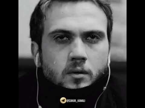 Uning oyoqlarini yaladi