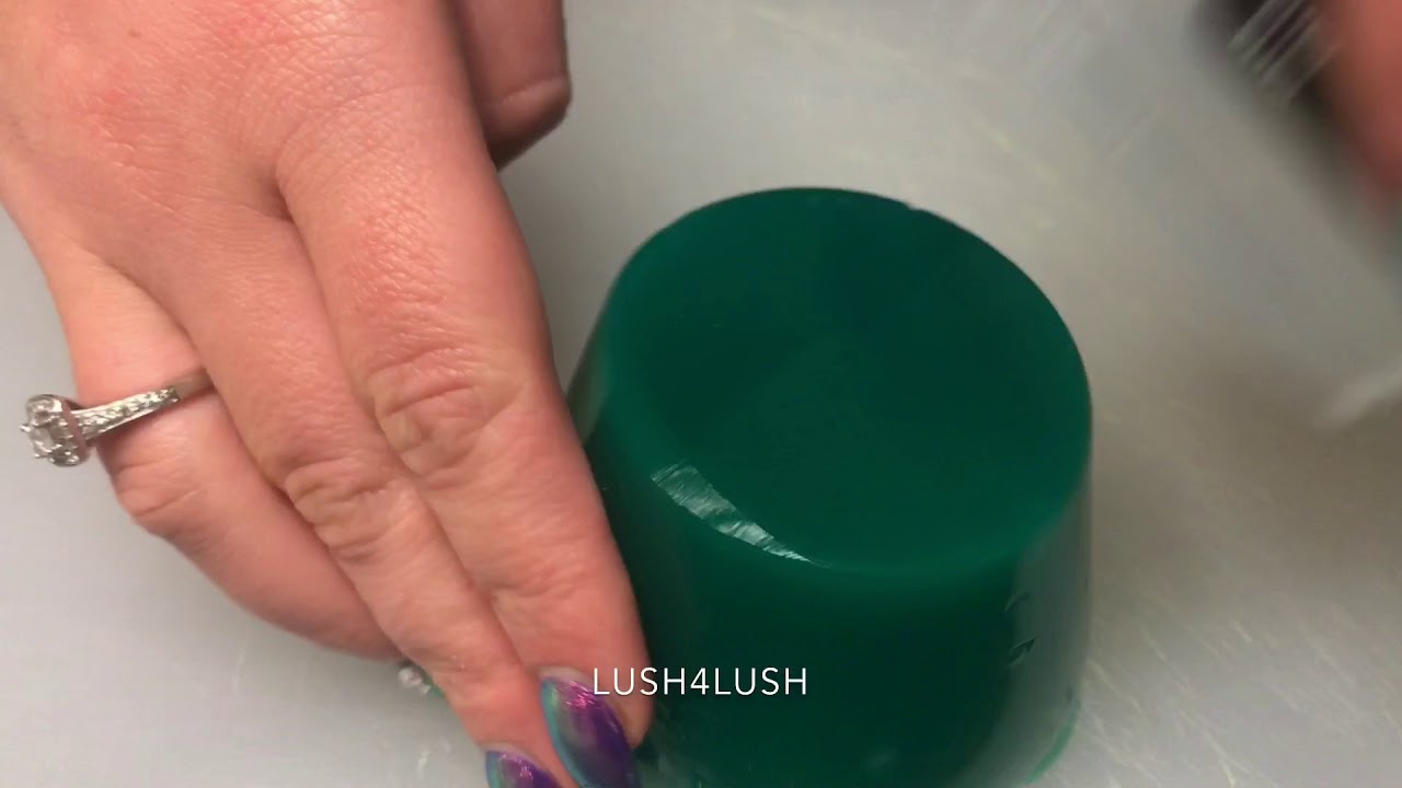 Needles and Pines shower jelly - Lush Cosmetics - ASMR satisfying cutting