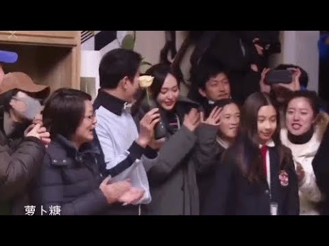 罗晋为唐嫣主持生日会，这一对圈内情侣可谓是爱得高调，但是一点都不觉得装，一些小细节都能感觉到很恩爱。罗晋唐嫣每每两人一起出席活动时都会看到他们十指相扣，很甜蜜～这就是遇到对的人，超幸福！狗粮吃一波