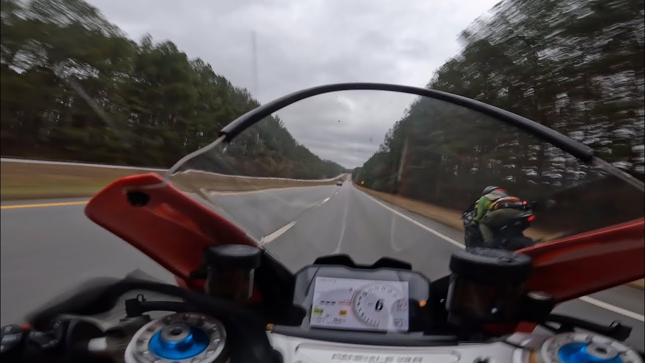 DUCATI PANIGALE V4R против SUZUKI GSXR 1000R