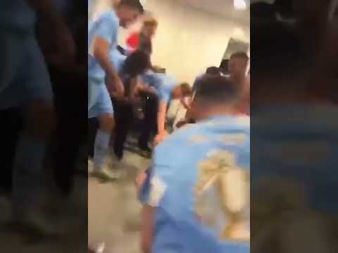 فرحة لاعبين مانشستر سيتي داخل غرفة تبديل الملابس 