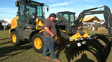 Kolik váží nakladač John Deere 244?