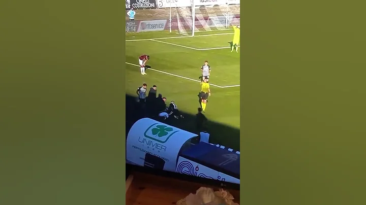 Malore in campo di Patryk Dziczek della Salernitan...