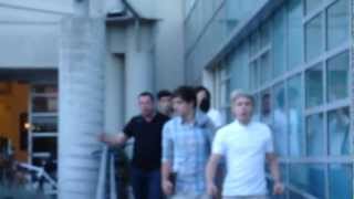 Download Lagu One Direction in LA April 3, 2012. Zayn Malik speaking Urdu Hindi Punjabi