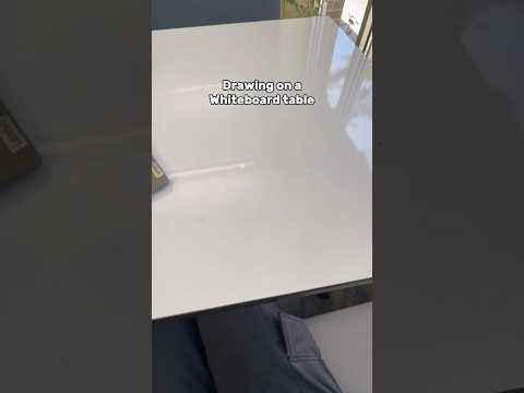 الرسم على طاولة السبورة البيضاء   