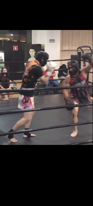 Fighting with one leg 😮 #boxing #fighting #fight #brave #man