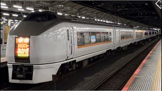 JR東日本651系1000番台OM201編成（トップナンバー）が特急スワローあかぎ9号として赤羽駅4番線を発車するシーン（4009M）2022.8.29