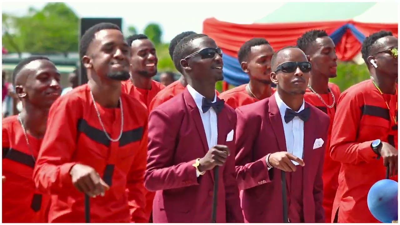MAASAI WEDDING PROCESSION AT TALEK MAASAI MARA.